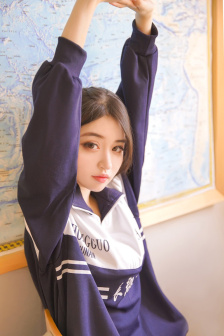 和妈妈在家里做运动的